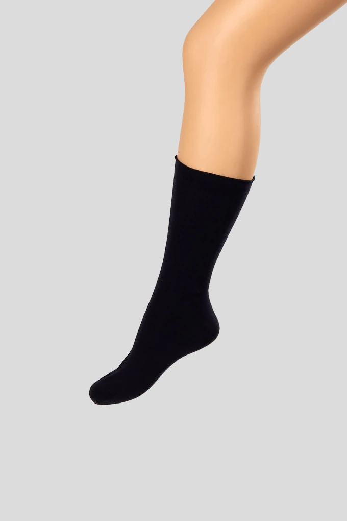 Man Darning Crew Socks w/o Cuffs