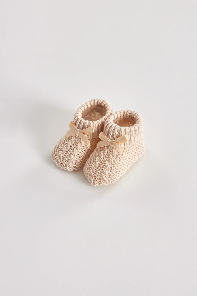 LC665 Knitted Baby Booties w/ Bow