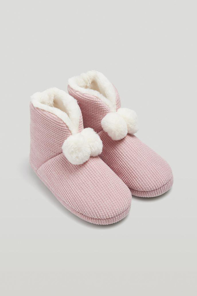 14105 Woman Pompons Slippers Boots