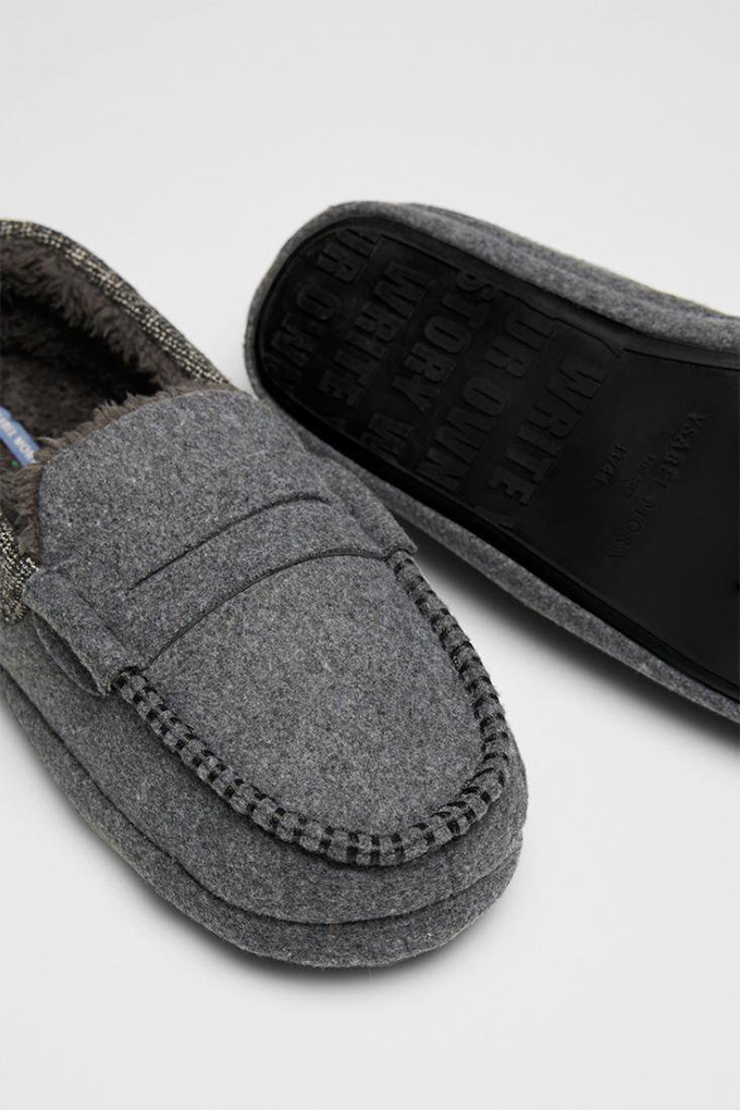24039 Man Closed Slippers