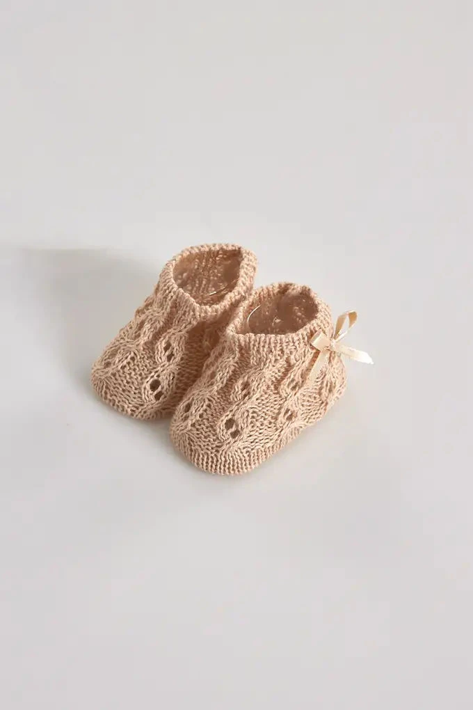 LC750 Knitted Baby Booties w/ Bow