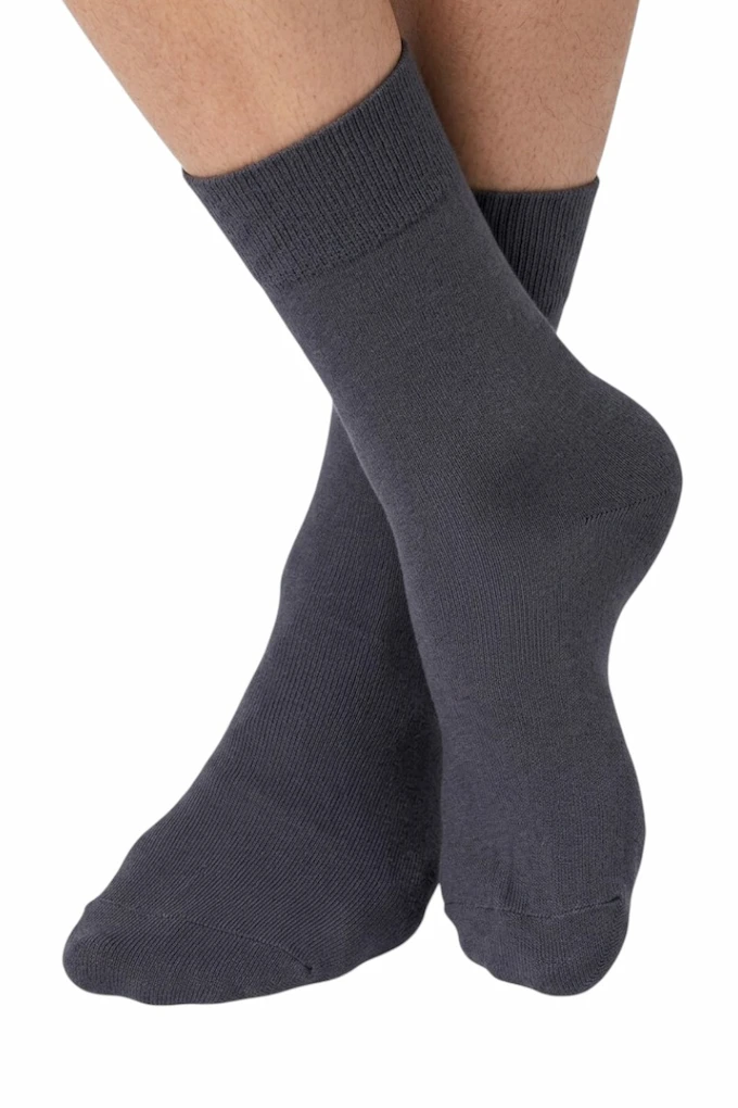 819 Man Darning Medicinal Socks