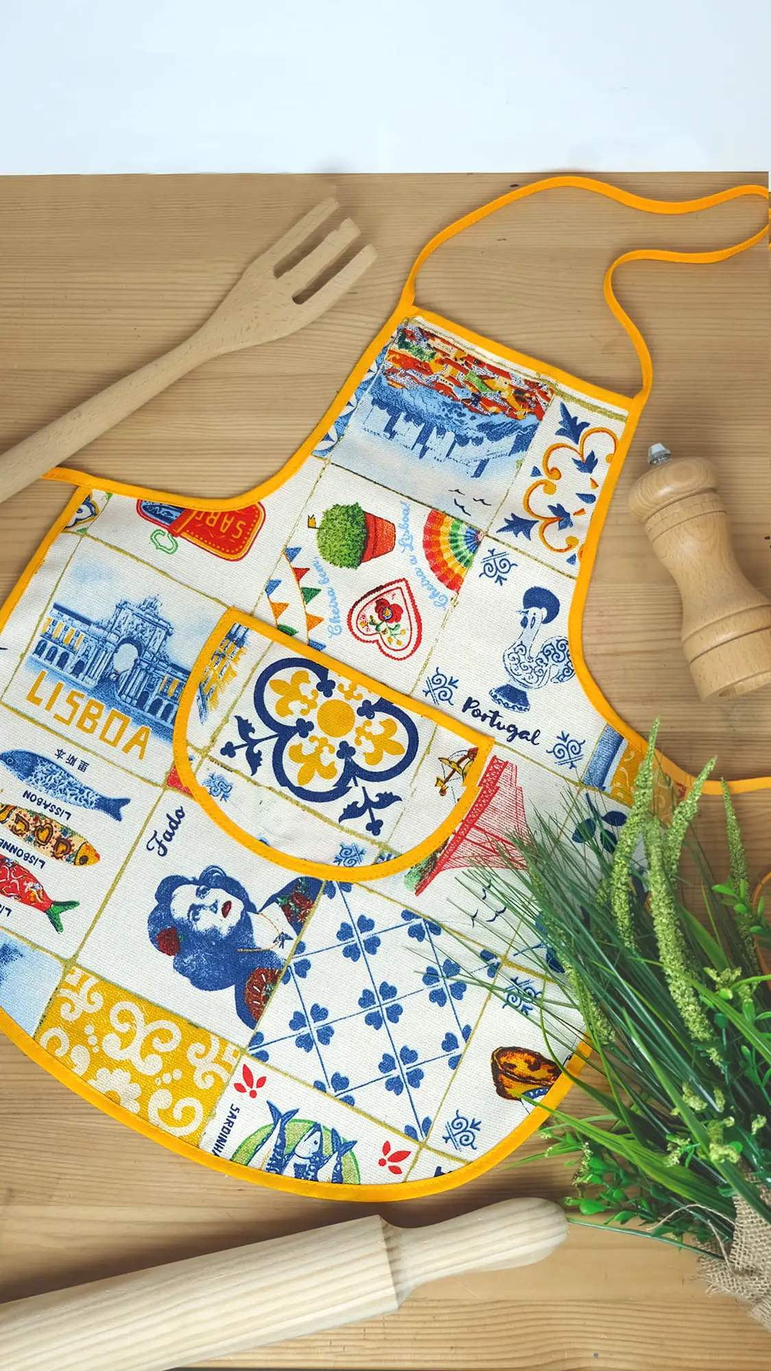 Lisboa Kids Printed Twill Kitchen Aprons